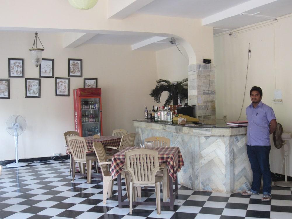 Hotel Riverside Baga Ngoại thất bức ảnh