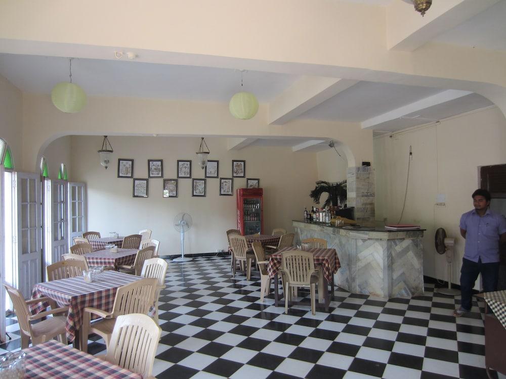 Hotel Riverside Baga Ngoại thất bức ảnh