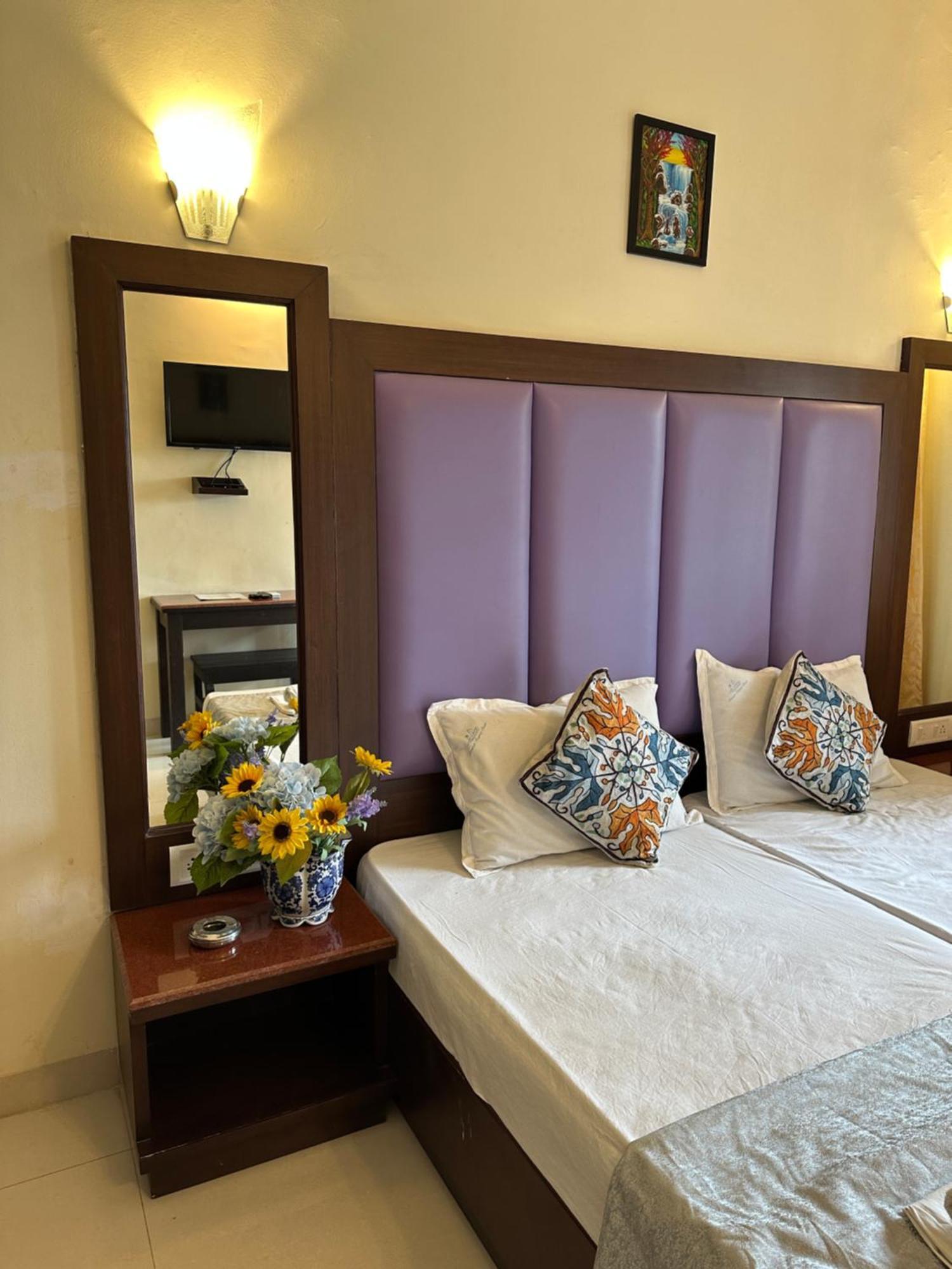 Hotel Riverside Baga Ngoại thất bức ảnh