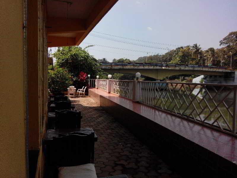 Hotel Riverside Baga Ngoại thất bức ảnh