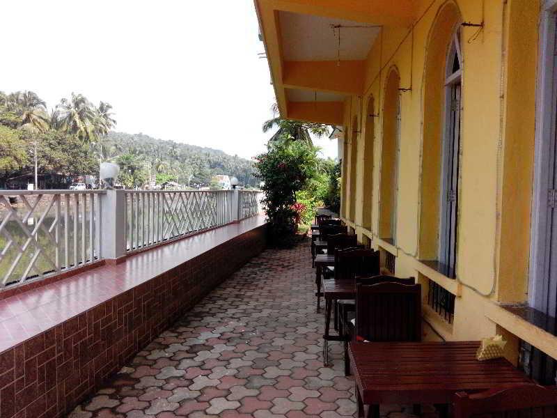 Hotel Riverside Baga Ngoại thất bức ảnh